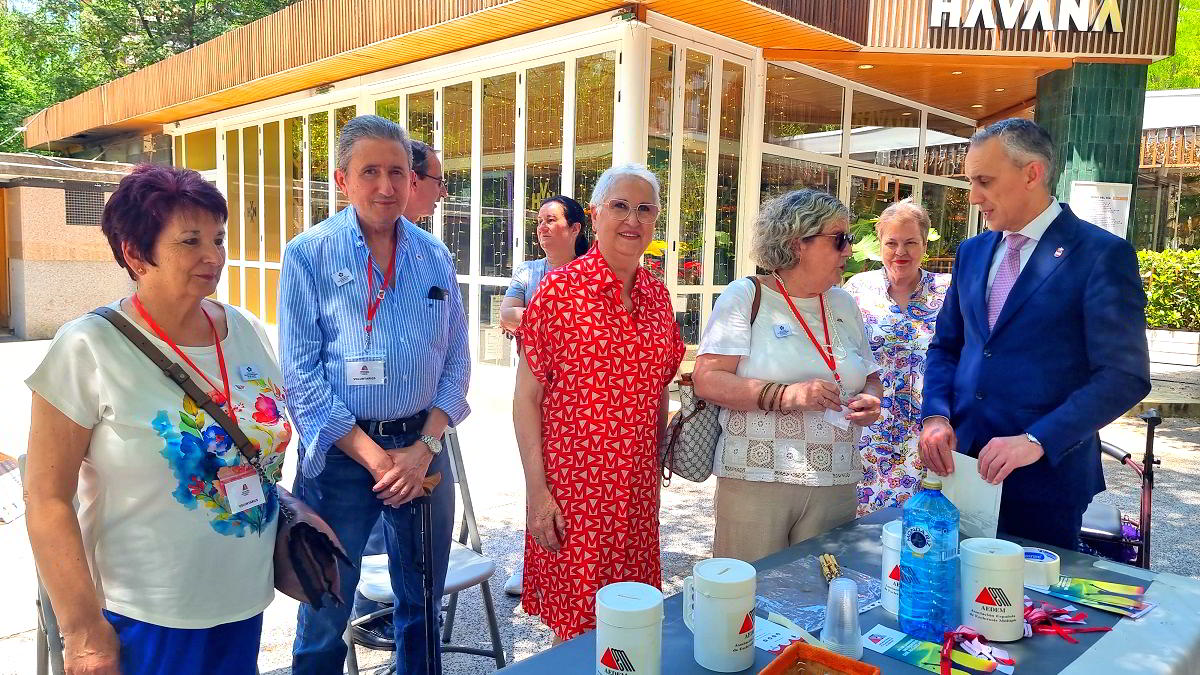 Reconocimiento del Alcalde a la Asociación de Esclerosis Múltiple por su Contribución al Bienestar de los Pacientes en Puertollano 1 Reconocimiento del Alcalde a la Asociación de Esclerosis Múltiple por su Contribución al Bienestar de los Pacientes en Puertollano 1