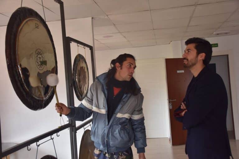 Adrián Plaza trabaja desde Cuenca para convertirse en el mejor artesano de España en la fabricación de gongs