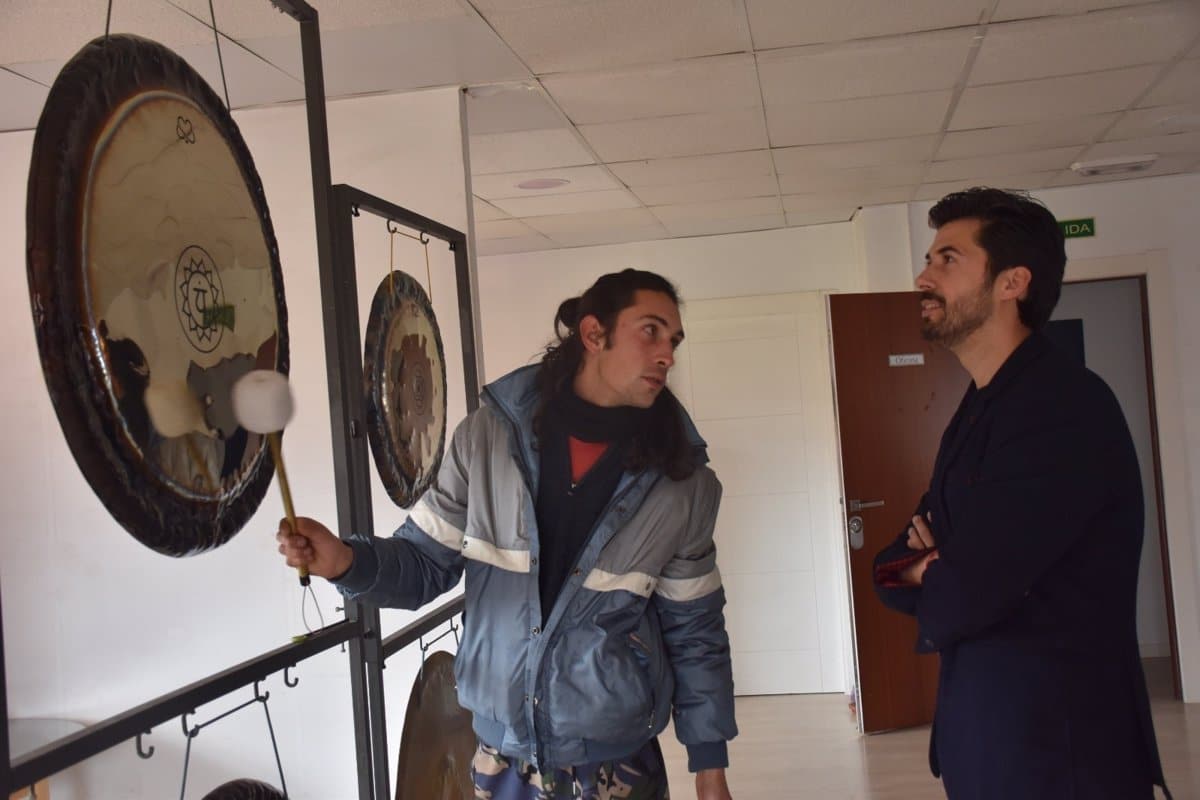 Adrián Plaza trabaja desde Cuenca para convertirse en el mejor artesano de España en la fabricación de gongs