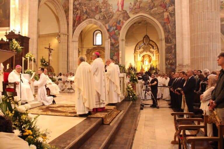 Ángel Román Idígoras se convierte en el séptimo obispo de Albacete en una ceremonia en la Catedral de la ciudad