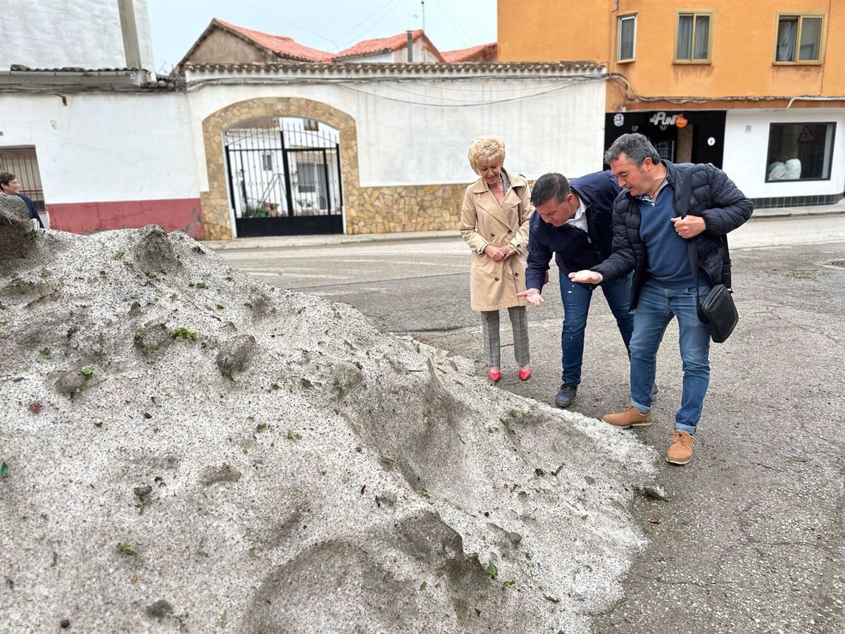 Cabañero visita Madrigueras y Tarazona de la Mancha para conocer los daños causados por la tormenta de granizo