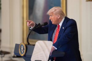 CLM celebra la sentencia que suspende los aranceles de Trump, pero se mantiene "prudente" ante su "inestabilidad mental"