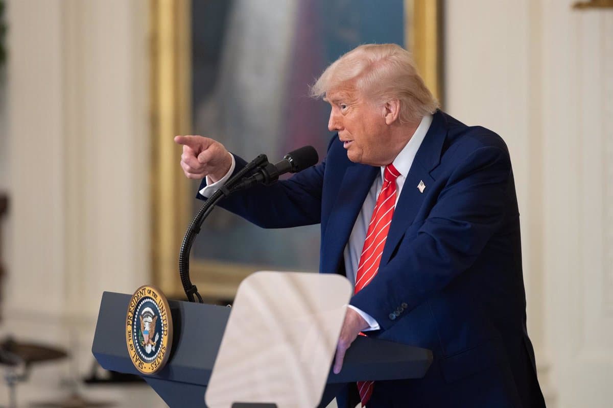 CLM celebra la sentencia que suspende los aranceles de Trump, pero se mantiene "prudente" ante su "inestabilidad mental"