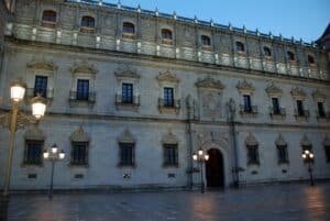 El Alcázar de Toledo acoge este sábado un acto de relevo de la guardia y arriado de bandera