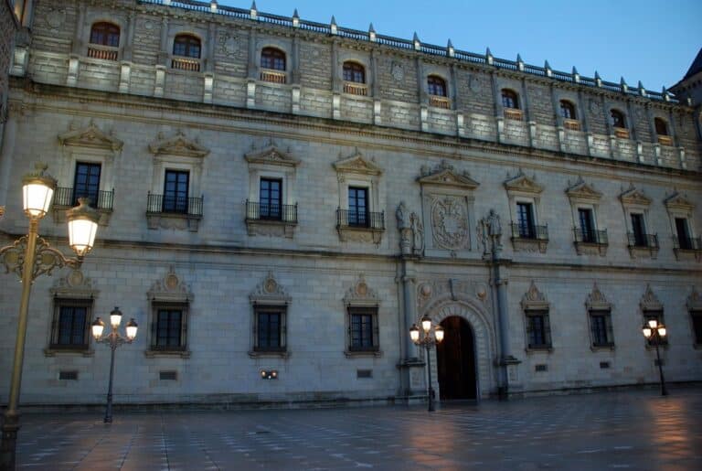 El Alcázar de Toledo acoge este sábado un acto de relevo de la guardia y arriado de bandera
