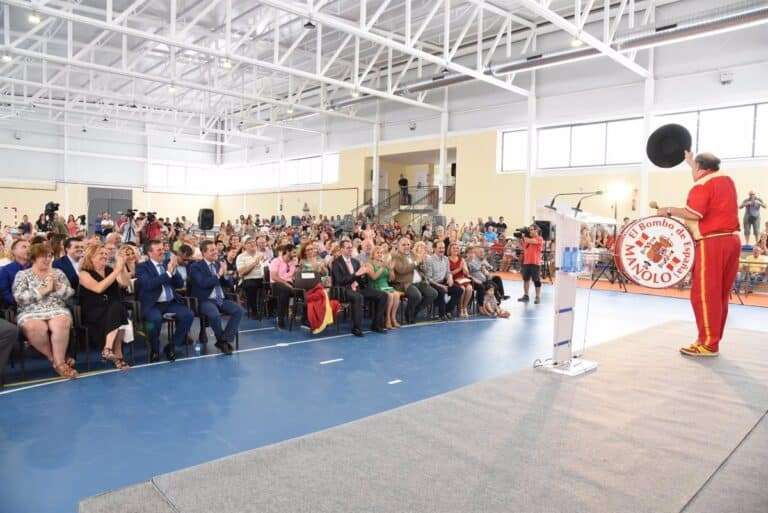 El bombo que Manolo regaló a San Carlos del Valle se vestirá de luto por la muerte de su vecino: "Era muy querido"