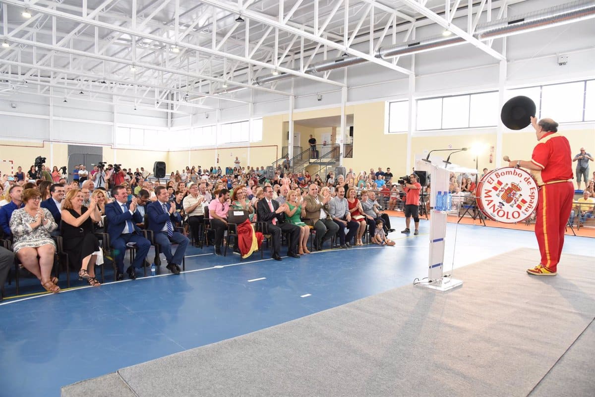 El bombo que Manolo regaló a San Carlos del Valle se vestirá de luto por la muerte de su vecino: "Era muy querido"
