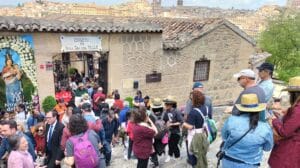El tiempo inestable no amilana a los cientos de toledanos que vuelven a abarrotar la romería del Valle de Toledo