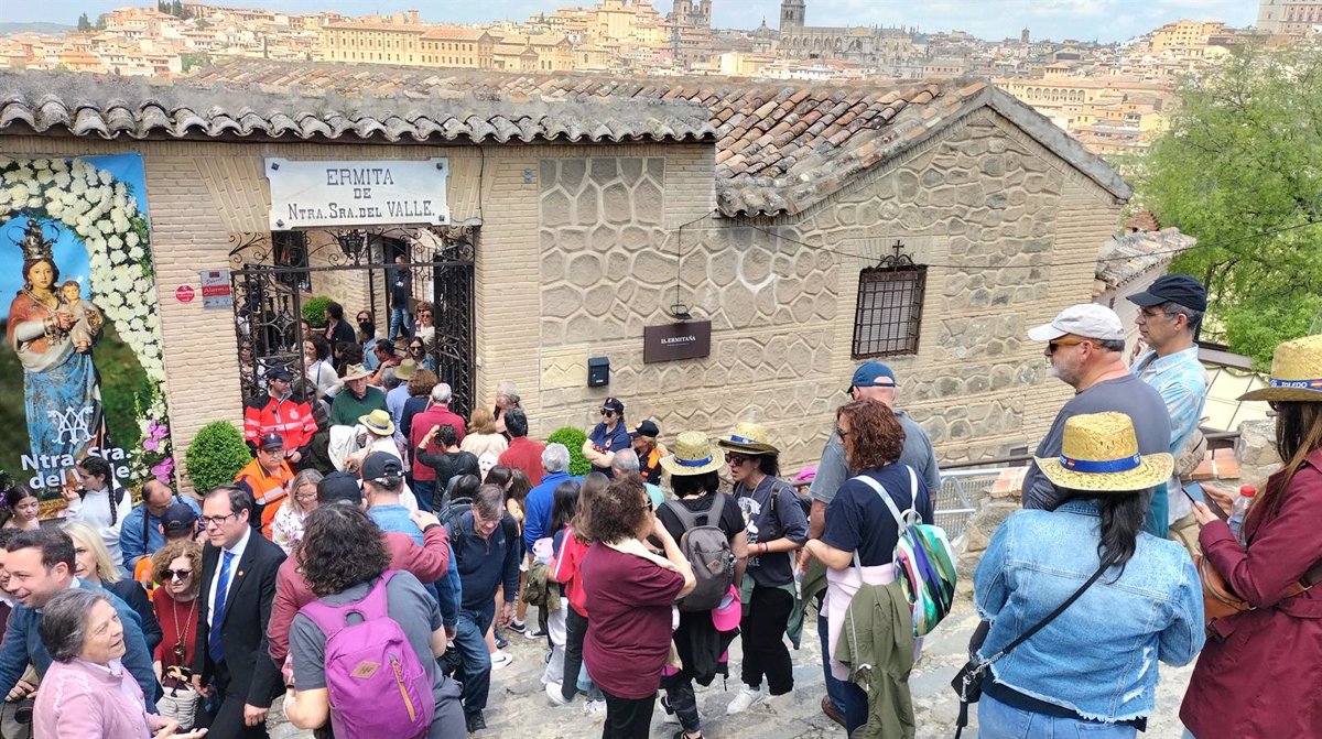 El tiempo inestable no amilana a los cientos de toledanos que vuelven a abarrotar la romería del Valle de Toledo