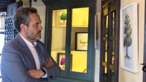 Jesús Espada, periodista que elevó árboles a arte con garabatos que echaron raíces: "El periodismo es como una encina"