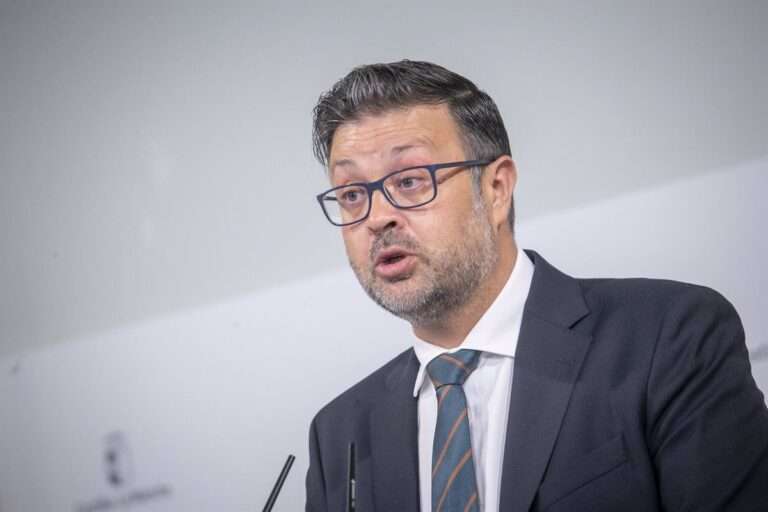 La Junta dotará en las próximas semanas a 156 centros educativos con kits de radio