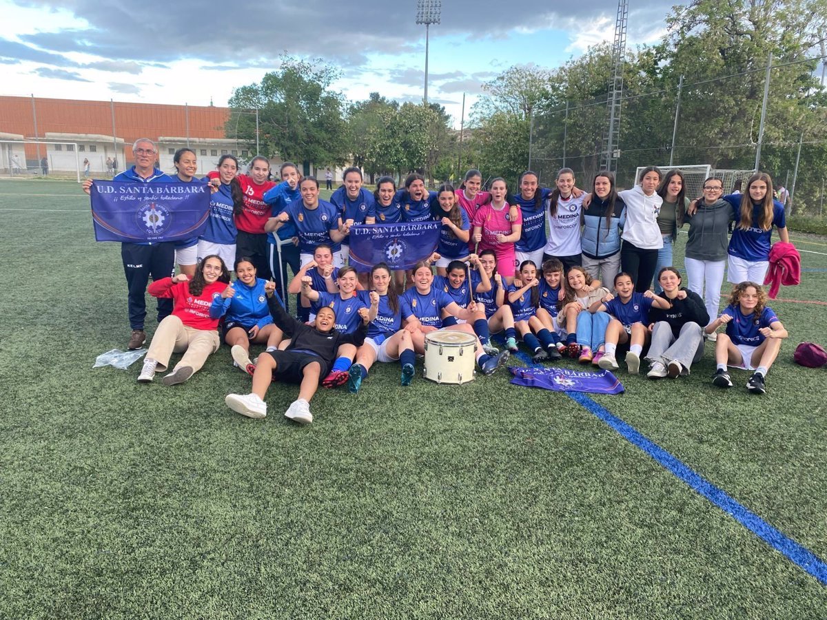 La UD Santa Bárbara vuelve a la senda de los éxitos 30 años después con el ascenso de su equipo femenino a Preferente