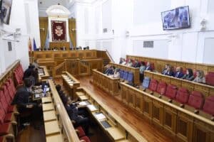 La negociación del Estatuto se reanuda con las posturas de PP y PSOE todavía encalladas a cuenta del número de diputados