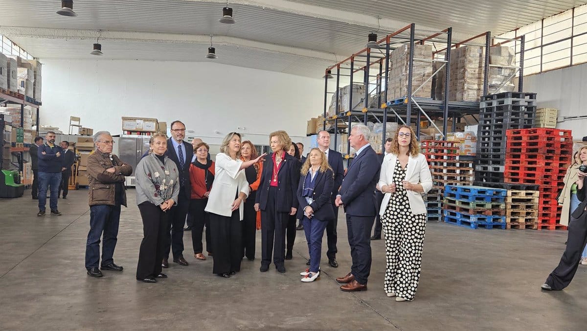 La reina Sofía muestra su apoyo al banco de alimentos de Guadalajara y resalta el trabajo que realiza