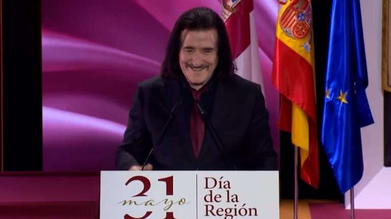 Luis Cobos y Alejandro Arellano reciben con gratitud la Medalla de Oro de la tierra que les ha dado "todo"