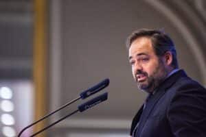 Núñez critica los viajes institucionales de Page y bromea: "Podría haber pagado el rescate de Air Europa"
