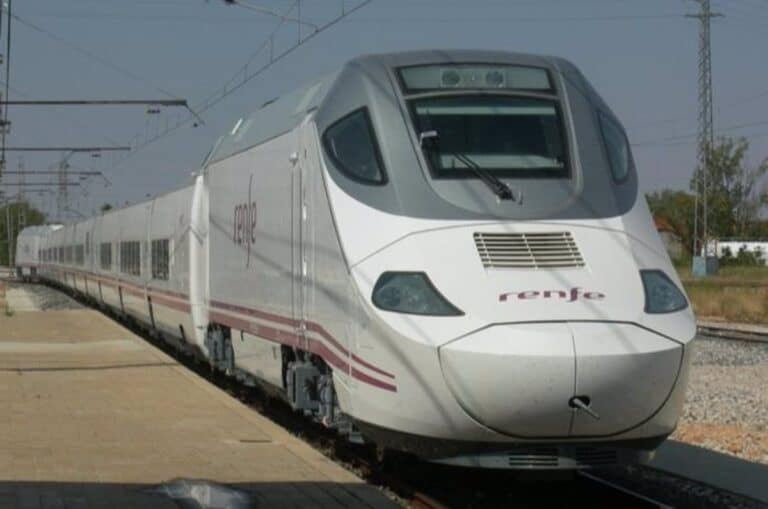 Renfe retrasa hoy las salidas de Madrid a Sevilla y Toledo, en ambos sentidos, para facilitar la reparación