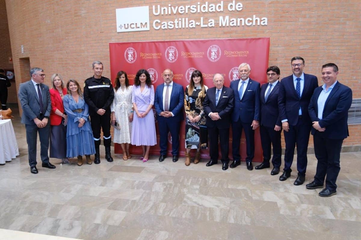 Rozalén y la UME reciben con agradecimiento y satisfacción los premios 'Reconocimientos' del Consejo Social de la UCLM