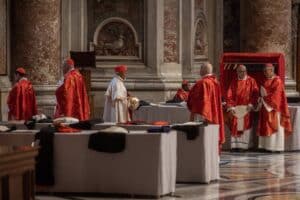 Sacerdote de Alcázar en misa con los cardenales: "Tienen un momento complicado pero se les veía tranquilos"