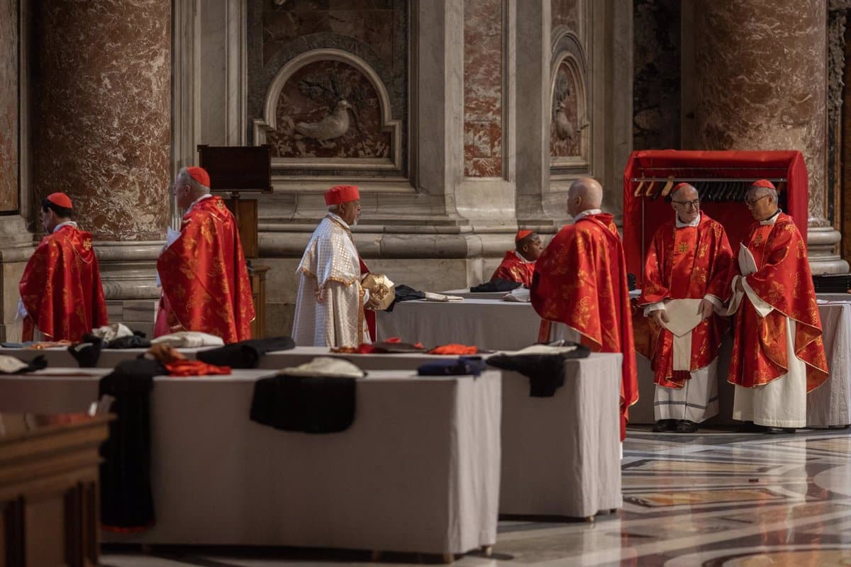 Sacerdote de Alcázar en misa con los cardenales: "Tienen un momento complicado pero se les veía tranquilos"