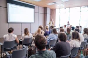 Sale a consulta el Decreto que permite compatibilizar un segundo puesto de trabajo en la UCLM como profesor sustituto