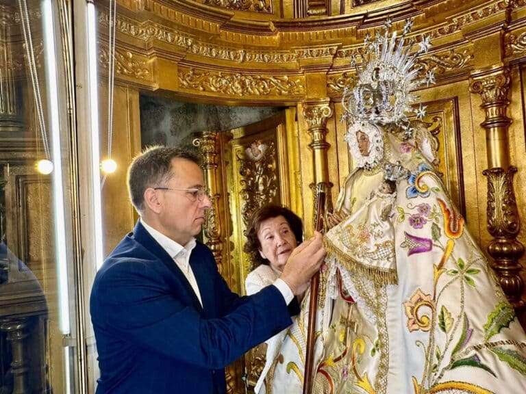 Serrano coloca el bastón de Alcaldesa Perpetua de Albacete a la Virgen de Los Llanos, "un símbolo de nuestras raíces"