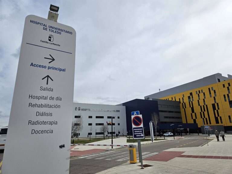 Trasladan al hospital a un motorista de 16 años tras salirse de la vía en Toledo