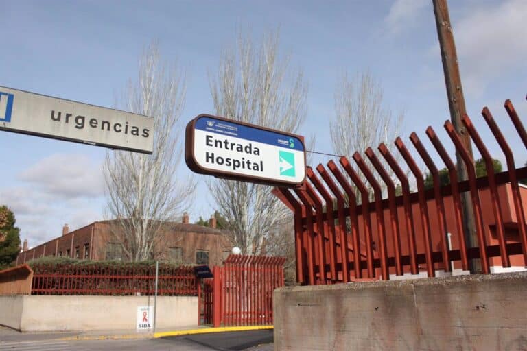Trasladan al hospital a un trabajador de 38 años tras caer de 8 metros de altura desde un tejado en Albacete