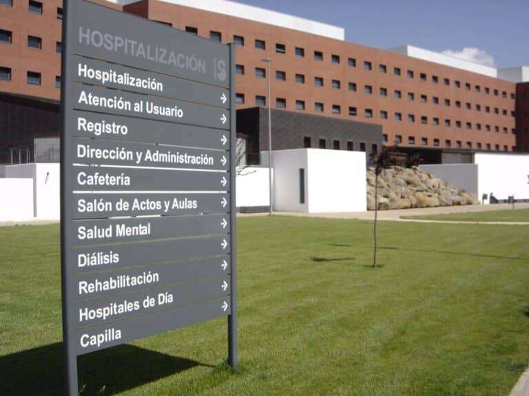 Trasladan al hospital de Ciudad Real a un joven de 17 años que cayó desde un tejado de Valdepeñas