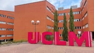 UCLM califica de "erróneas y sesgadas" las informaciones sobre suspensión de un profesor por denuncias de acoso