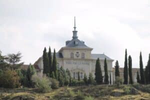 UCLM exhibe alianza con la Academia de Infantería conmemorando sus 175 años con una jornada para estudiantes y militares