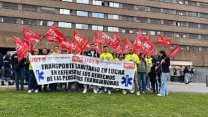 UGT y CCOO critican a la dirección del Sescam por "lavarse las manos" en el conflicto laboral del transporte sanitario