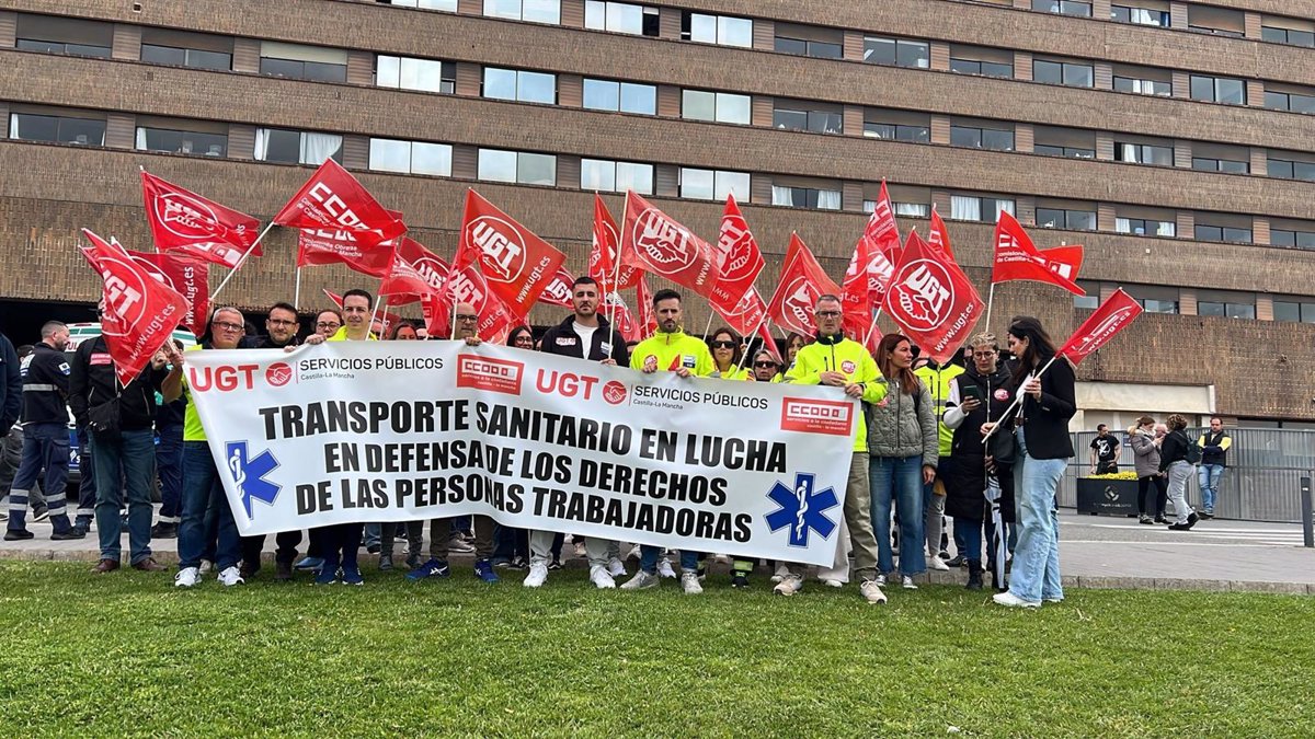 UGT y CCOO critican a la dirección del Sescam por "lavarse las manos" en el conflicto laboral del transporte sanitario