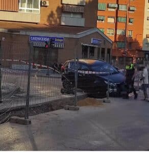 Un coche queda atrapado en una zanja de obras en la calle Hermanos Becerril de Cuenca