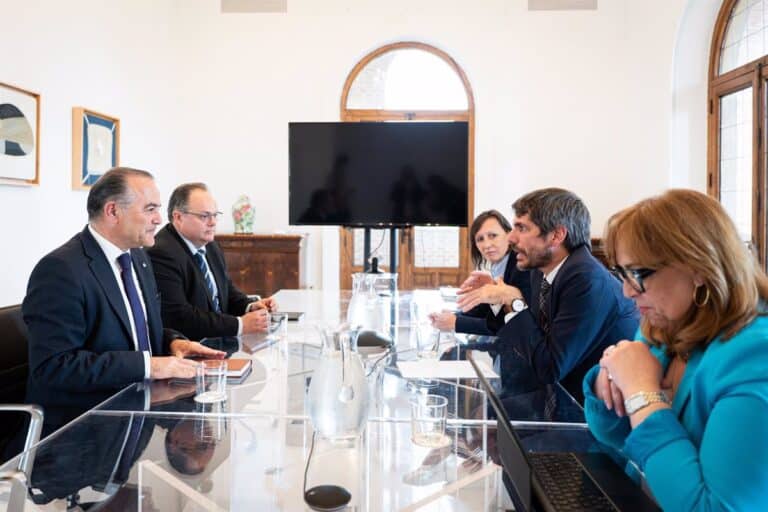 Urtasun traslada al alcalde de Talavera los estudios para la restauración del Puente Viejo dañado en marzo