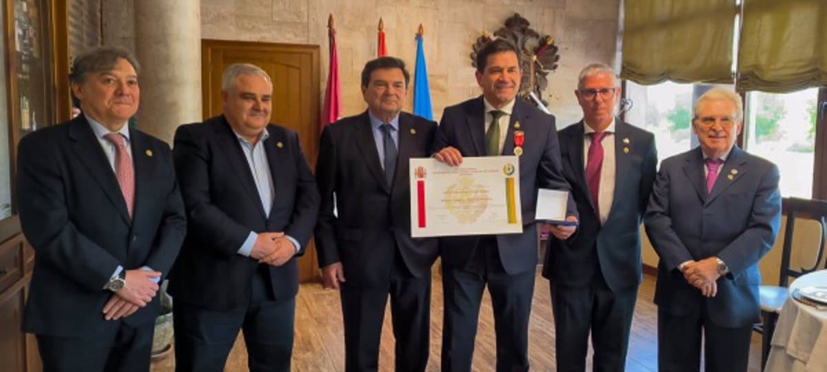 Valverde recibe la Medalla de Oro al Mérito Profesional del Consejo General de Relaciones Industriales