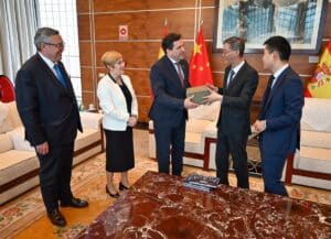 Valverde tiende puentes para que el vino y otros productos de Ciudad Real puedan posicionarse en el mercado chino
