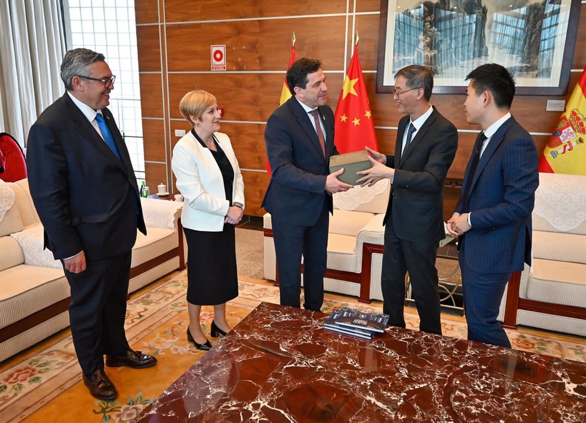 Valverde tiende puentes para que el vino y otros productos de Ciudad Real puedan posicionarse en el mercado chino