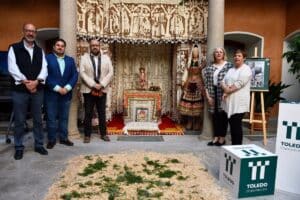Visitas guiadas, 40 altares y el aroma a especias típicas del pueblo engalanan el Corpus Christi de Lagartera