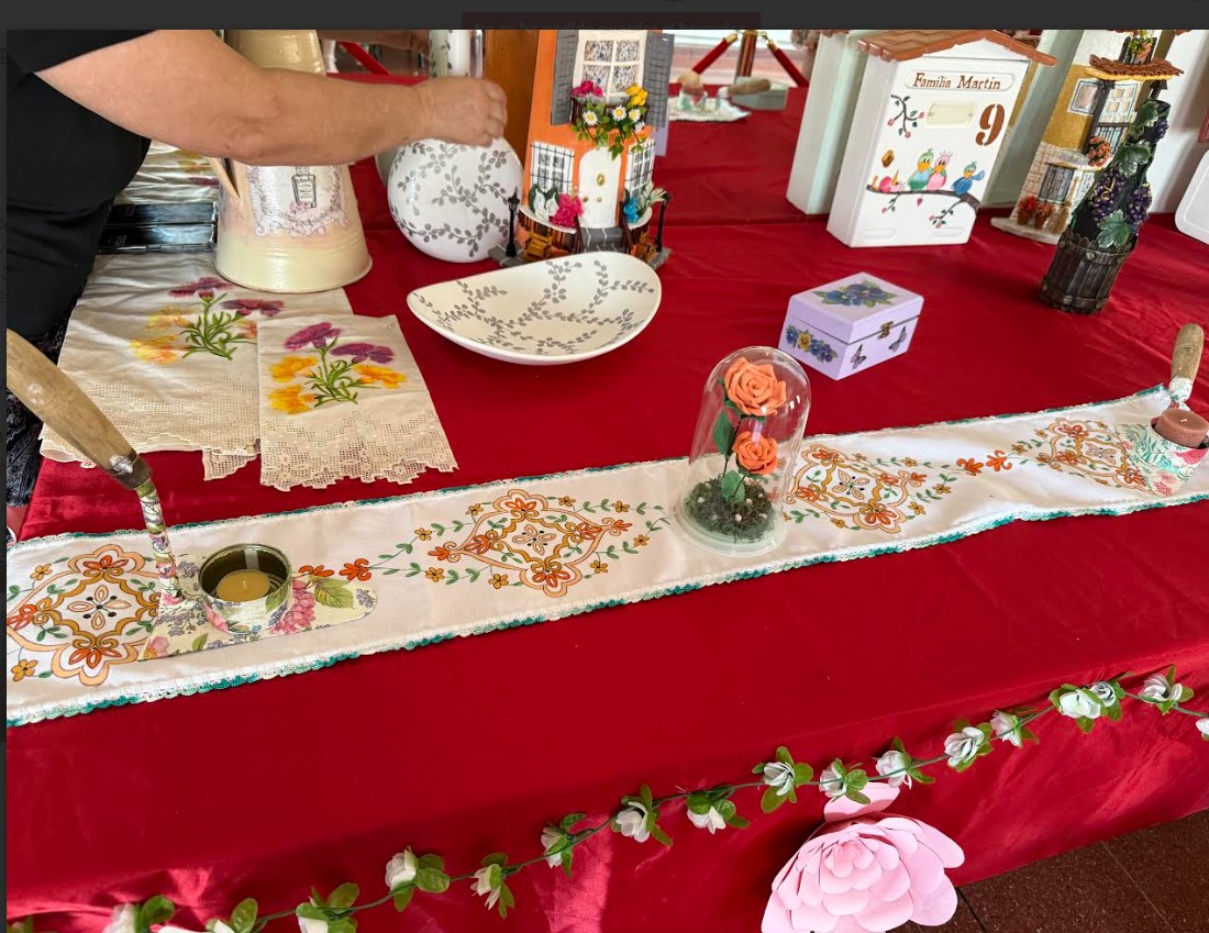 Exhibición de Arte en la Comunidad: Las Creaciones Únicas del Taller de Manualidades de la UP se Lucen en la Asociación de Vecinos El Carmen 1 Exhibición de Arte en la Comunidad: Las Creaciones Únicas del Taller de Manualidades de la UP se Lucen en la Asociación de Vecinos El Carmen 1