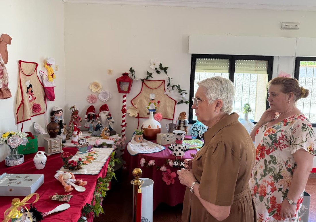 Exhibición de Arte en la Comunidad: Las Creaciones Únicas del Taller de Manualidades de la UP se Lucen en la Asociación de Vecinos El Carmen 2 Exhibición de Arte en la Comunidad: Las Creaciones Únicas del Taller de Manualidades de la UP se Lucen en la Asociación de Vecinos El Carmen 2