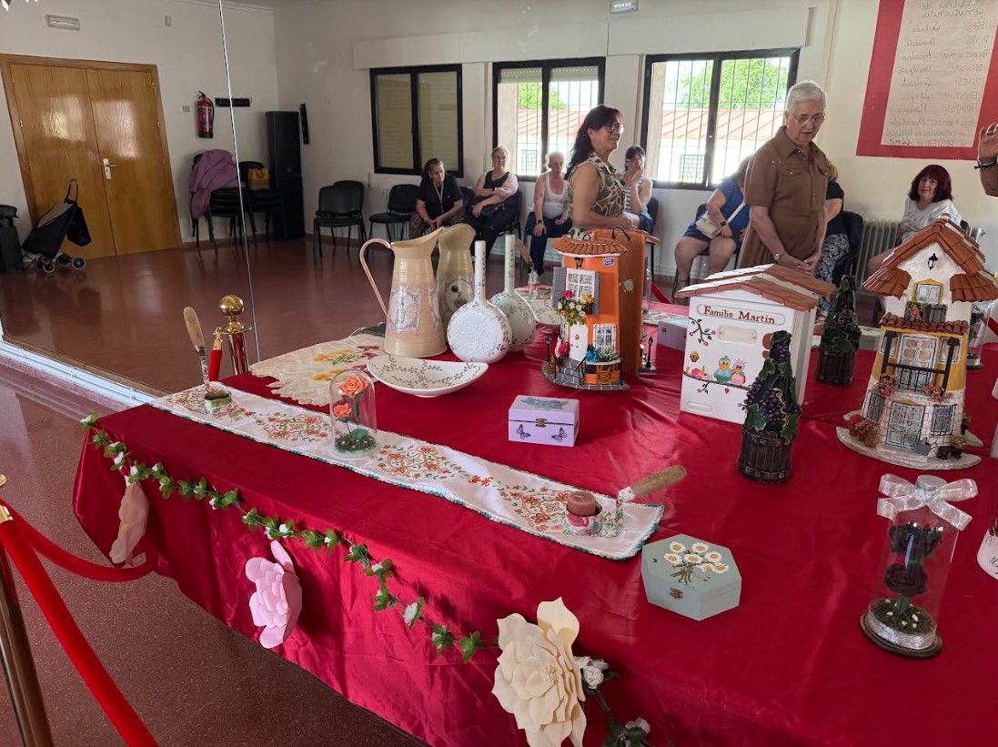 Exhibición de Arte en la Comunidad: Las Creaciones Únicas del Taller de Manualidades de la UP se Lucen en la Asociación de Vecinos El Carmen 3 Exhibición de Arte en la Comunidad: Las Creaciones Únicas del Taller de Manualidades de la UP se Lucen en la Asociación de Vecinos El Carmen 3