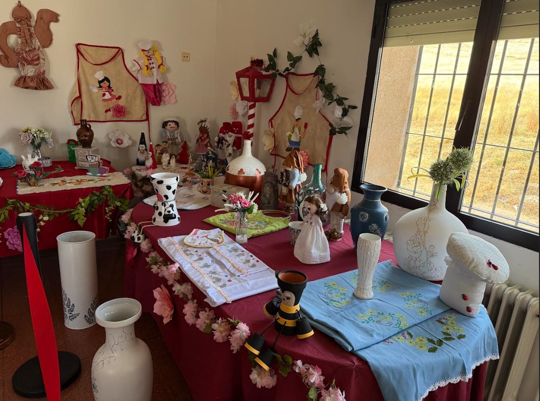Exhibición de Arte en la Comunidad: Las Creaciones Únicas del Taller de Manualidades de la UP se Lucen en la Asociación de Vecinos El Carmen 4 Exhibición de Arte en la Comunidad: Las Creaciones Únicas del Taller de Manualidades de la UP se Lucen en la Asociación de Vecinos El Carmen 4