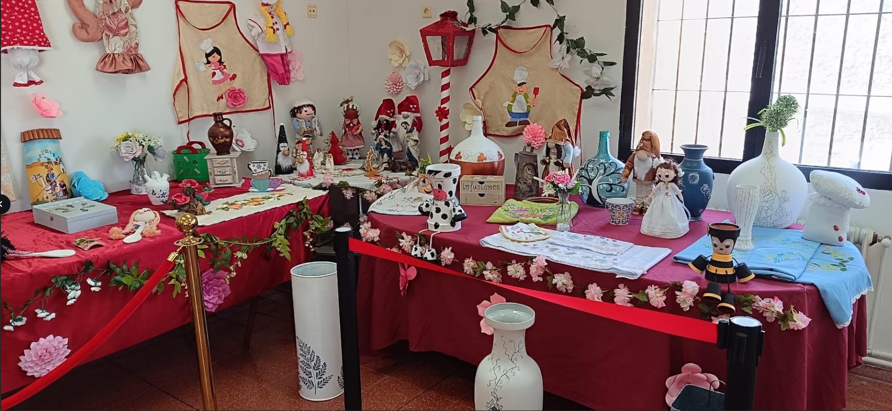 Exhibición de Arte en la Comunidad: Las Creaciones Únicas del Taller de Manualidades de la UP se Lucen en la Asociación de Vecinos El Carmen 5 Exhibición de Arte en la Comunidad: Las Creaciones Únicas del Taller de Manualidades de la UP se Lucen en la Asociación de Vecinos El Carmen 5