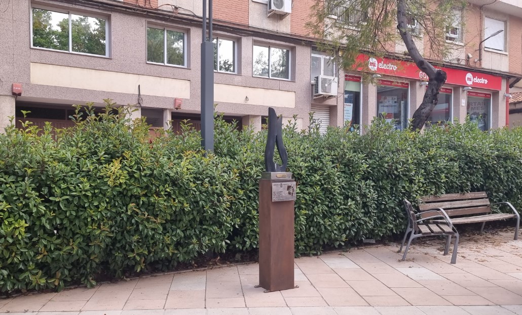 La Plaza de Pouzauges de Puertollano luce renovada con la escultura reubicada en conmemoración del hermanamiento con el cantón francés 1