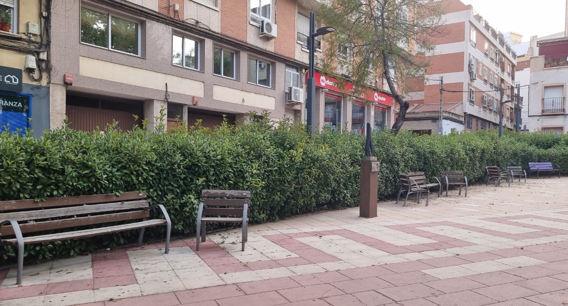 La Plaza de Pouzauges de Puertollano luce renovada con la escultura reubicada en conmemoración del hermanamiento con el cantón francés 2