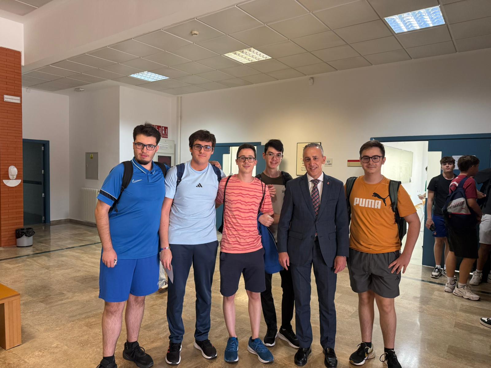 El Alcalde de Puertollano respalda a los estudiantes locales durante el comienzo de las Pruebas de Acceso a la Universidad 2 El Alcalde de Puertollano respalda a los estudiantes locales durante el comienzo de las Pruebas de Acceso a la Universidad 2