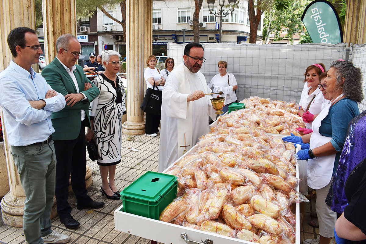 La Tradición del Pan del Santo Voto Perdura en las Familias de Puertollano 1 La Tradición del Pan del Santo Voto Perdura en las Familias de Puertollano 1