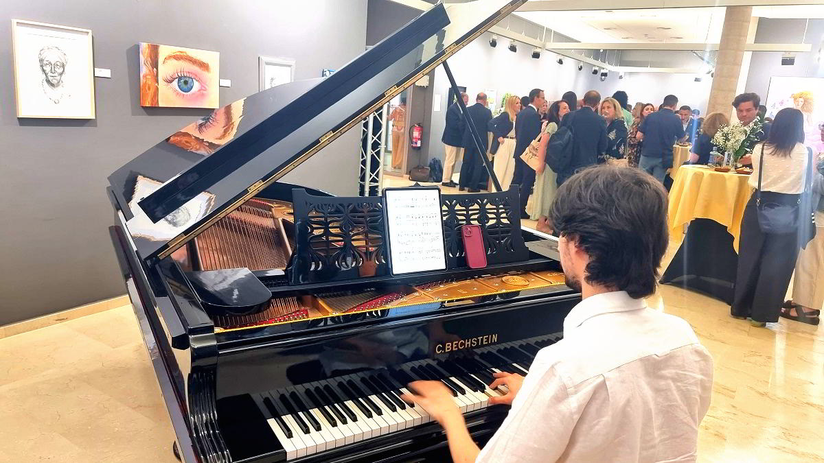 Delicias Culinarias sobre Rieles: La Maestría de Ester Aibar y Adolfo Romero en el Tren 'Spain By Train' 1 Pianista Pascual Encarnación Garrido