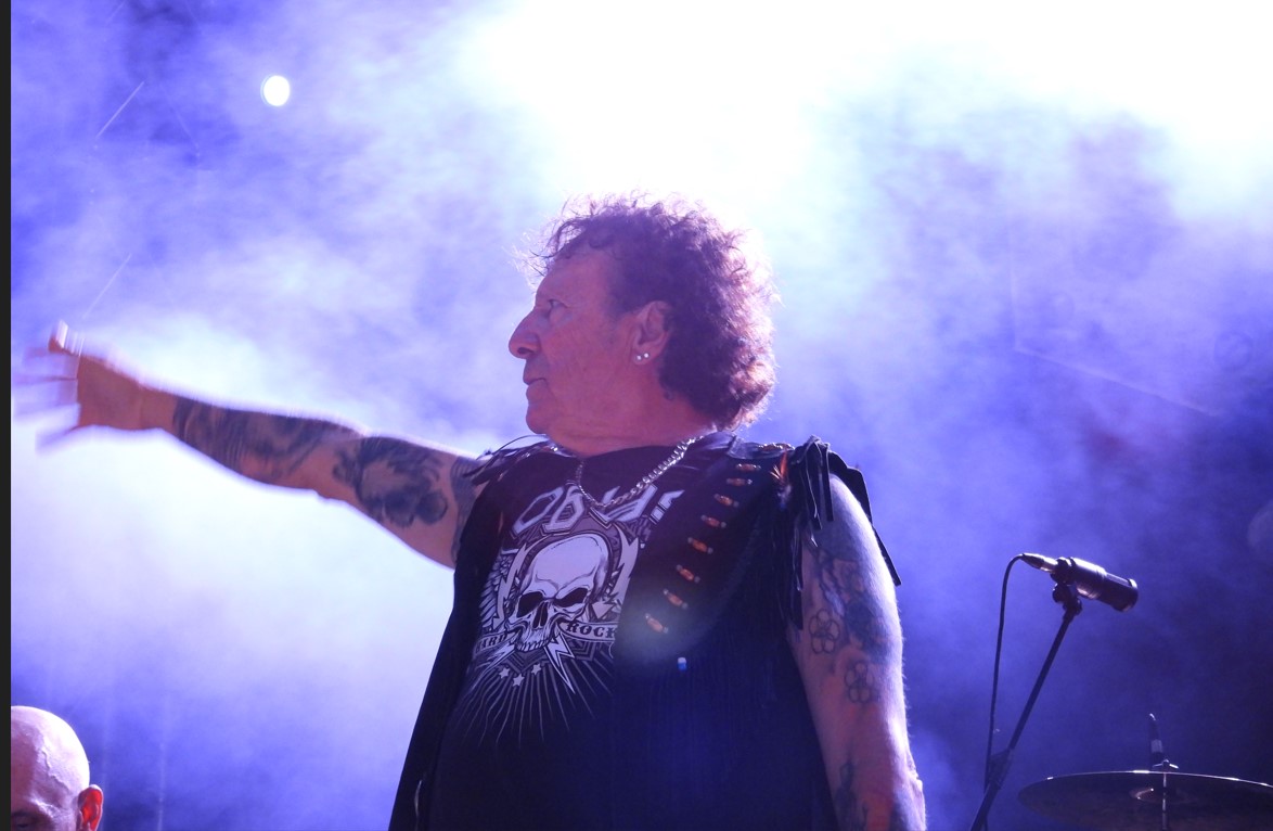 Cuatro Décadas Después: Obús y Barón Rojo Reviven el Espíritu del Rock Auténtico en Puertollano 3 Obús actuando en directo